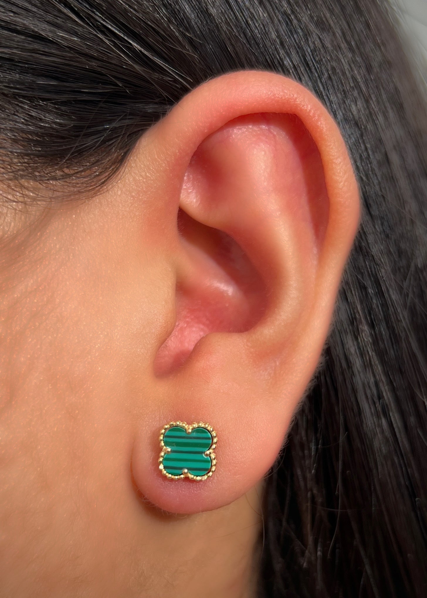 Topos lucky clover piedra verde 1.95gr / Largo 0.82cm / Oro Amarillo Nac P