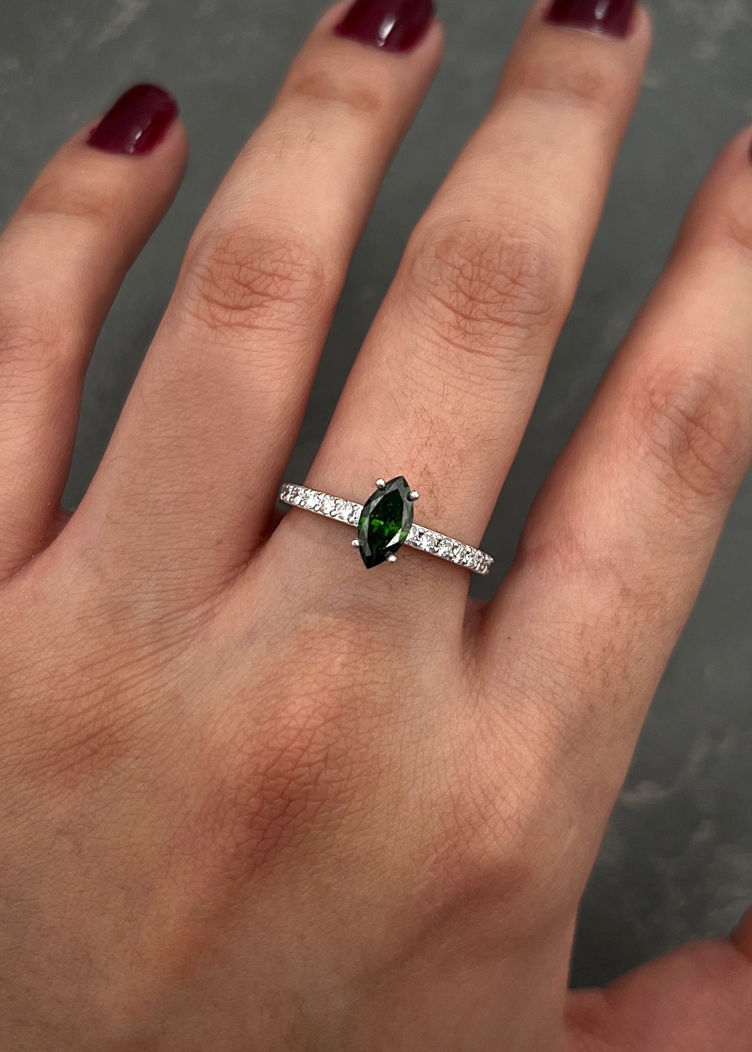 Solitario con 60pts de diamante verde / 38pts de diamante blanco 2.75gr / talla 7 / Oro Blanco (Joya) M