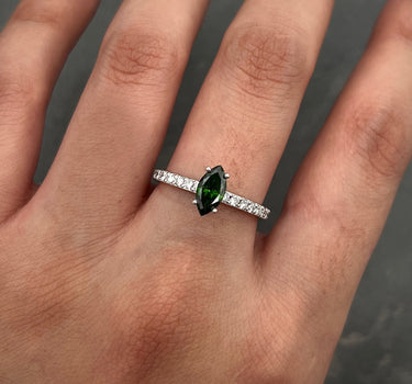 Solitario con 60pts de diamante verde / 38pts de diamante blanco 2.75gr / talla: 7 / Oro Blanco (Joya) M