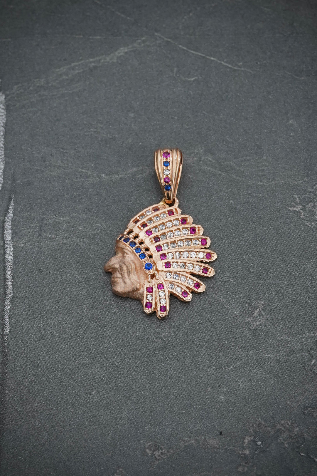 Dije indio con swarovski multicolor 3.05gr / Largo 2.5cm — Oro Rosado