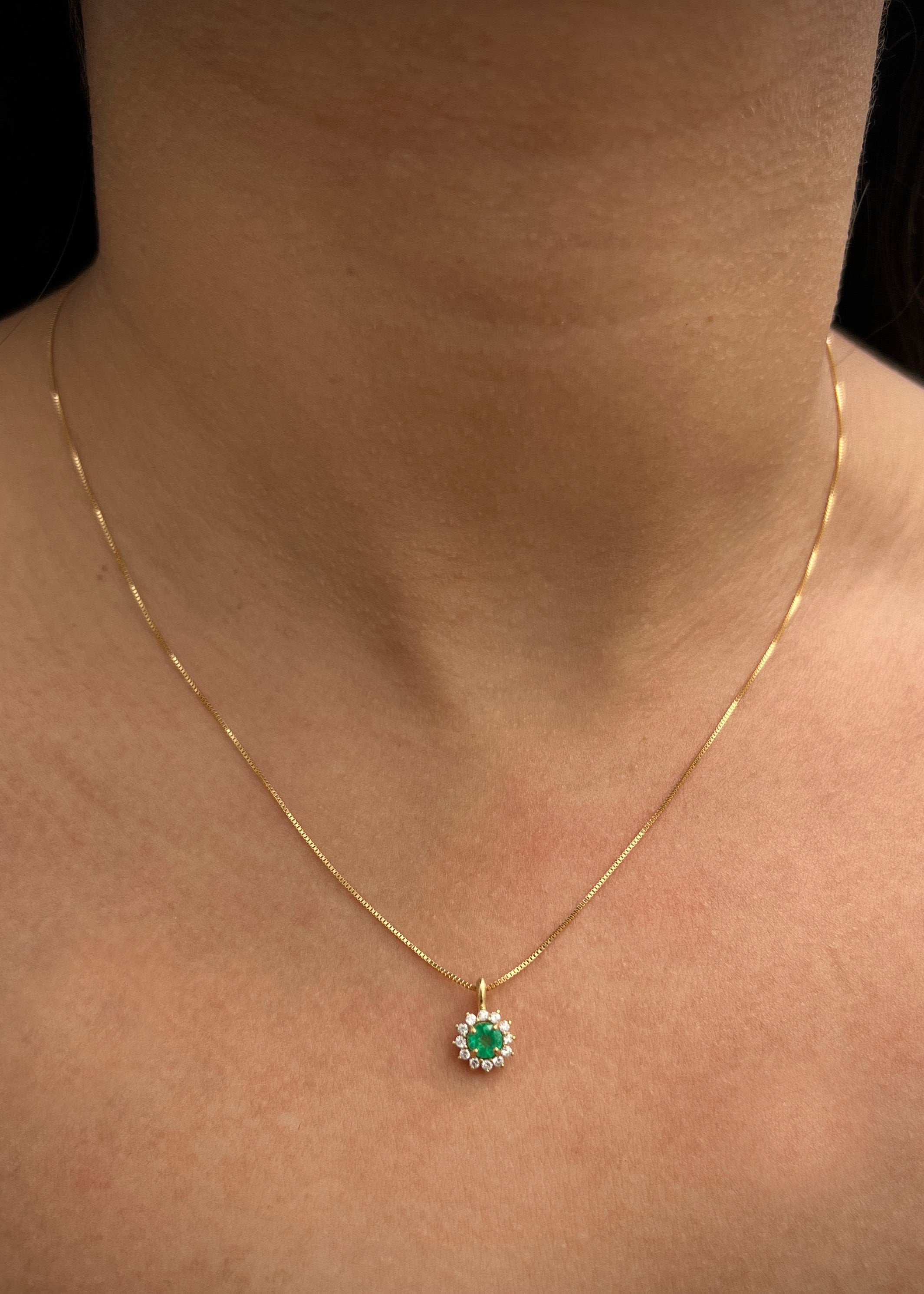Dije flor con 33pts de esmeralda y 10pts de diamantes 0.7gr / Largo 1.1cm / Oro Amarillo (Joya) M