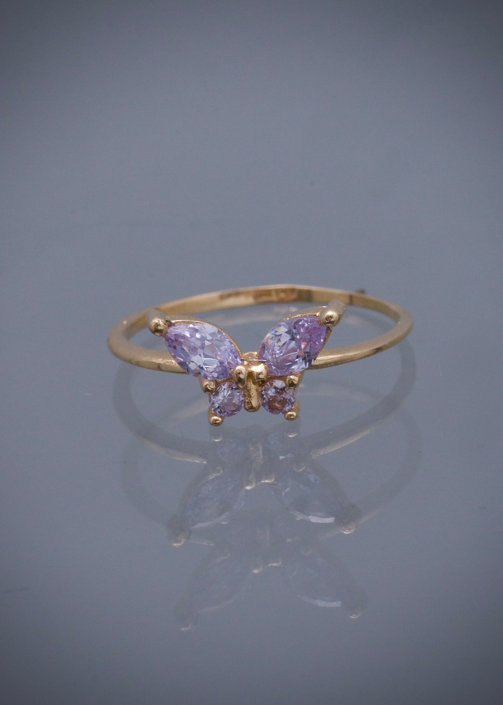 Anillo mariposa con swarovski morado 1.3gr / Talla: 5 / Oro Amarillo Nac B