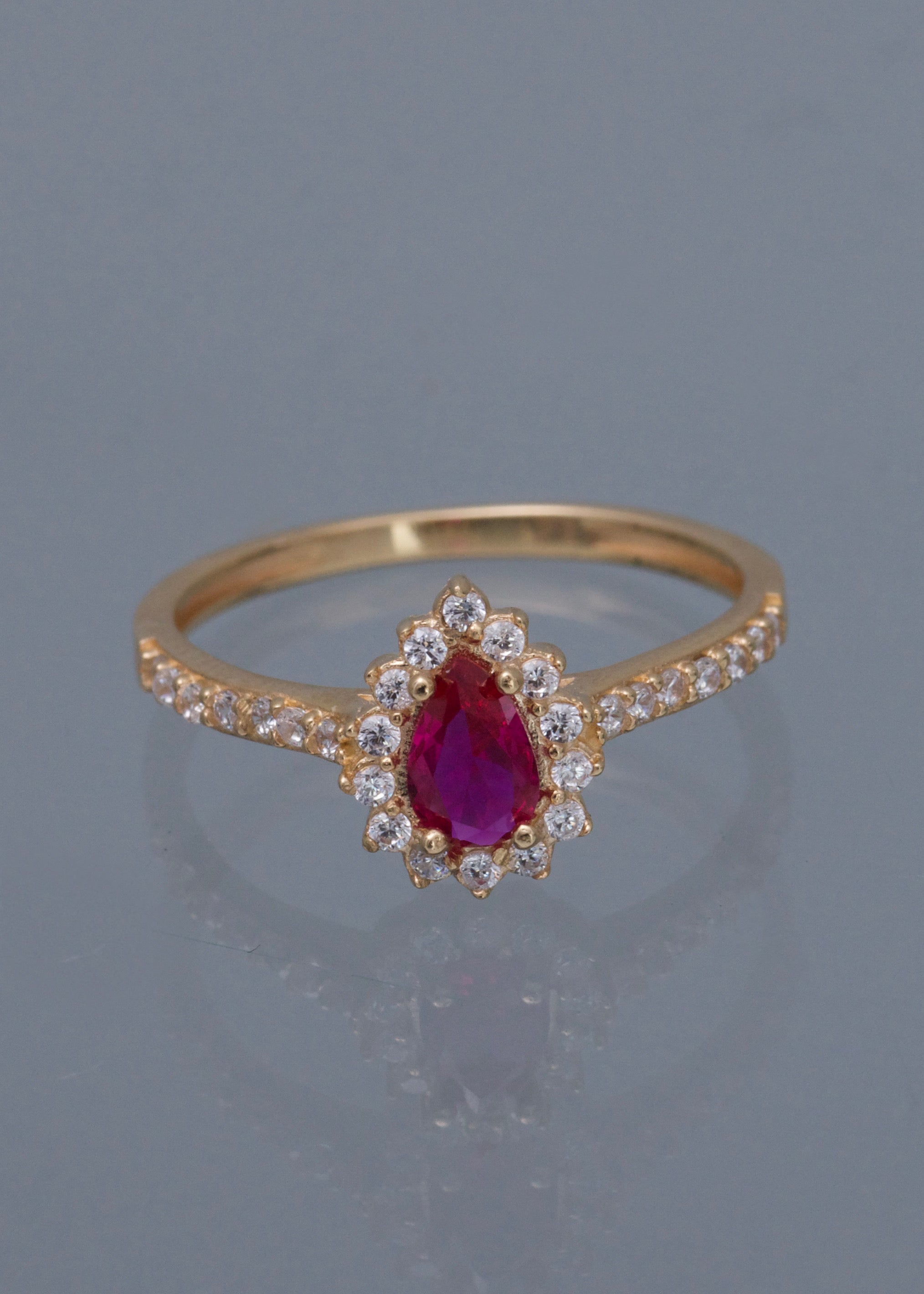 Solitario gota con swarovski fucsia y blanco 2.4gr / Talla 7 / Oro Amarillo Nac B