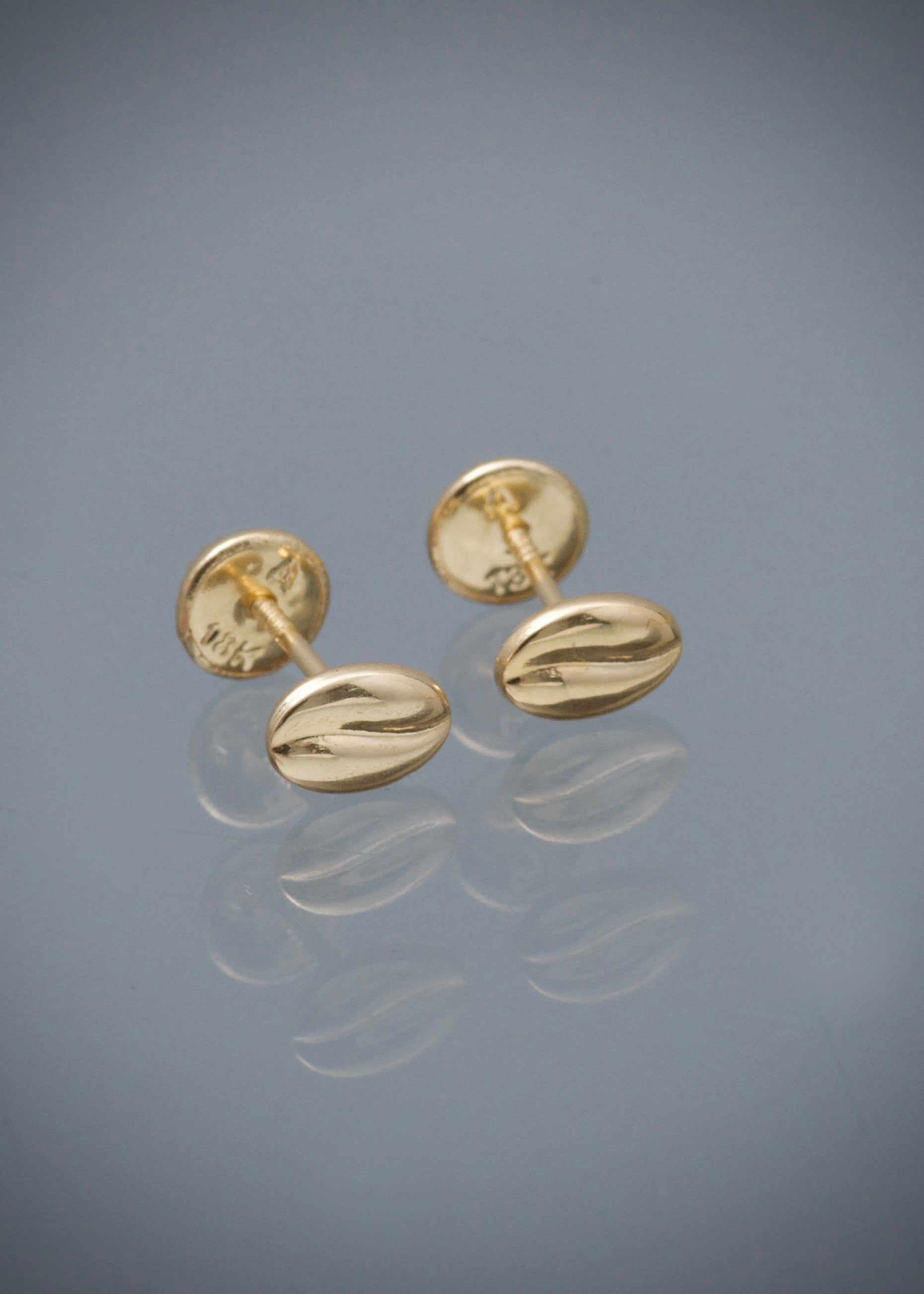 Topos grano de cafe 0.55gr / Largo 0.6cm /  Oro Amarillo Nac M