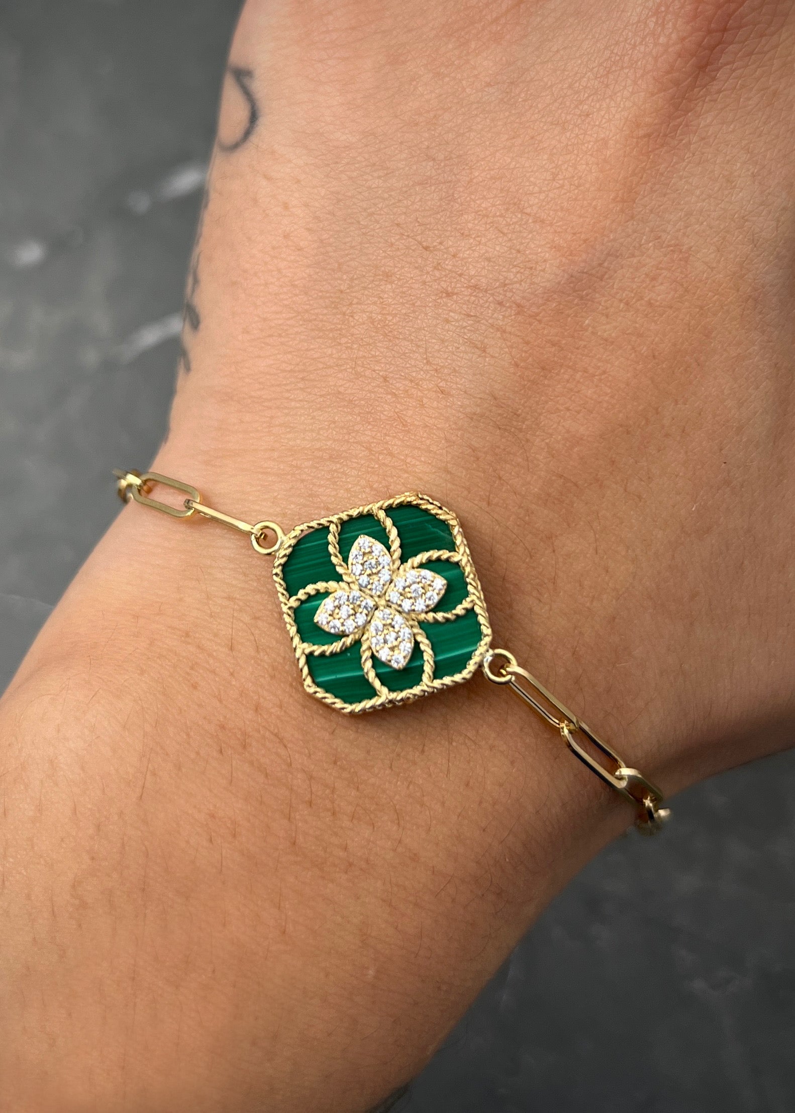 Pulso lucky clover piedra verde 4.1gr / Largo 19cm / Oro Amarillo italy cte P