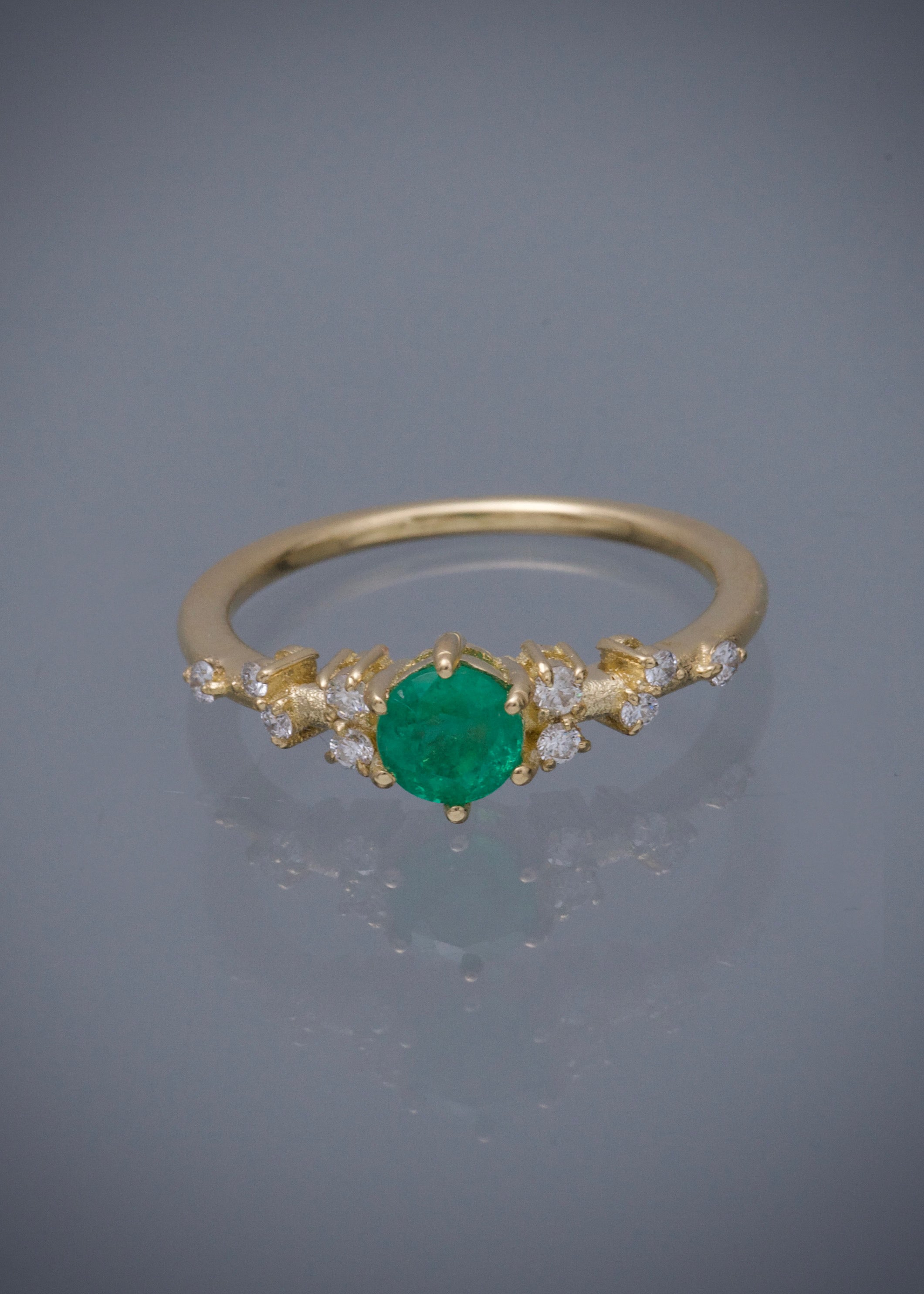Solitario con 47pts de esmeralda y 14pts de diamantes 2.6gr / TALLA 6 / Oro Amarillo (Joya) M