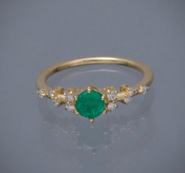 Solitario con 47pts de esmeralda y 14pts de diamantes 2.6gr / TALLA 6 / Oro Amarillo (Joya) M