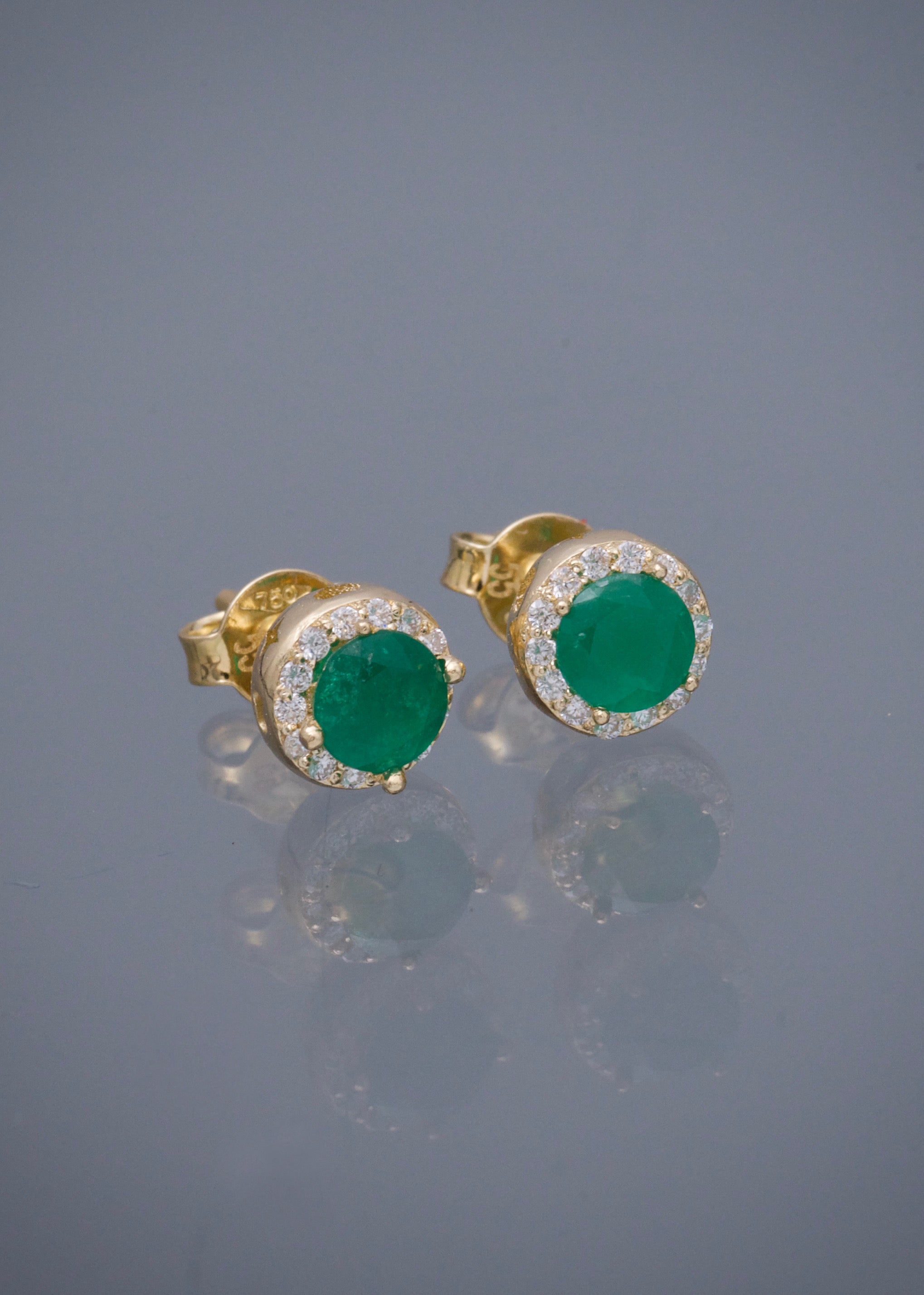 Topos con 55pts de esmeralda y 12pts de diamantes 1.7gr / Largo 0.63cm / Oro Amarillo (Joya) B