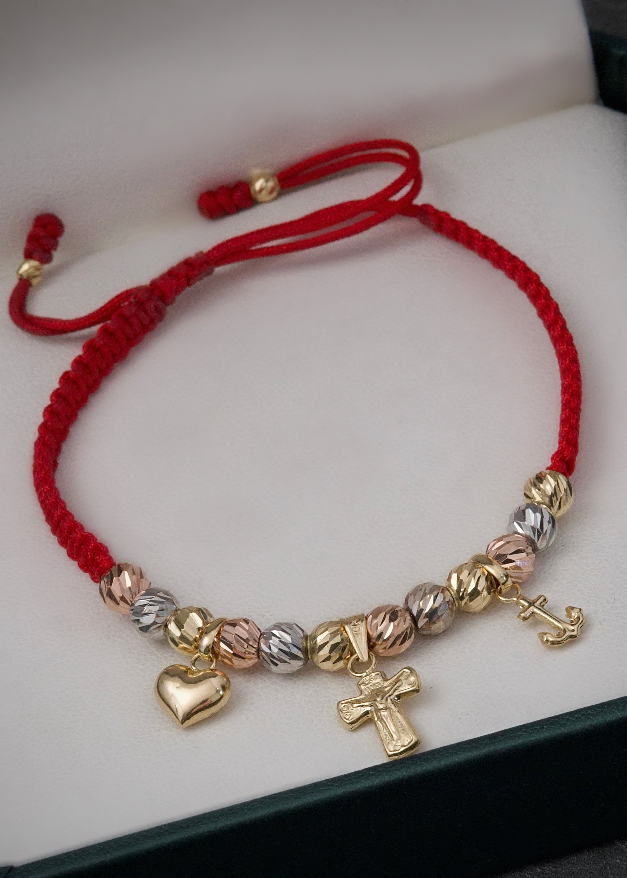 Pulsera en hilo rojo con dijes 2.9gr / Tres Oros Nac (Joya) M
