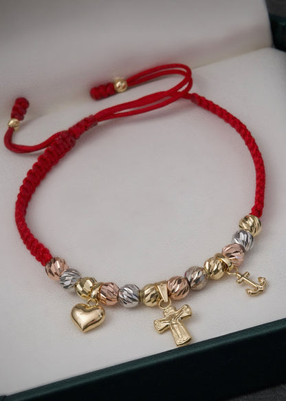 Pulsera en hilo rojo con dijes 2.9gr / Tres Oros Nac (Joya) M