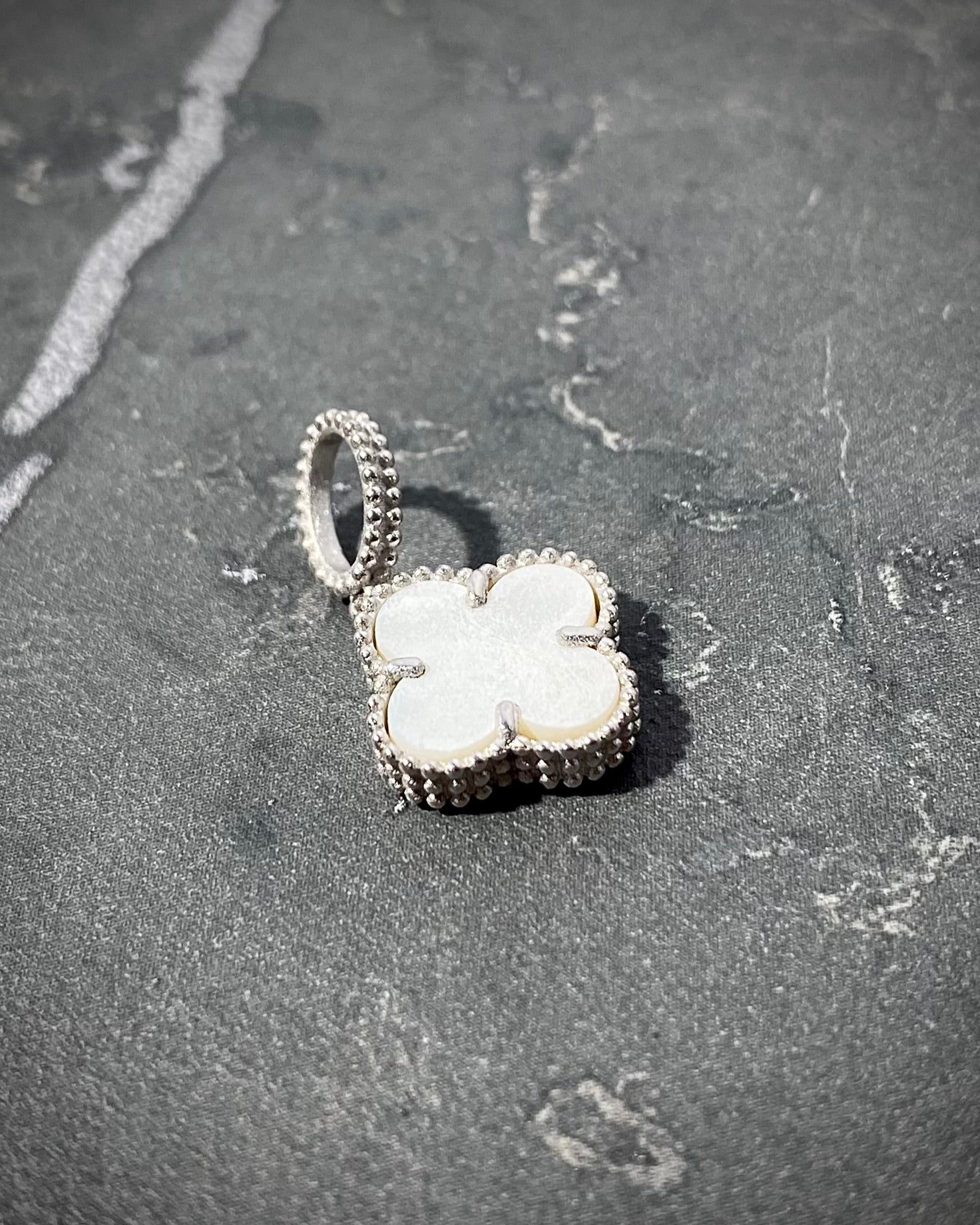 Dije lucky blanco nacar diamantado 2.6gr / 2.4cm / Oro Blanco lucky B