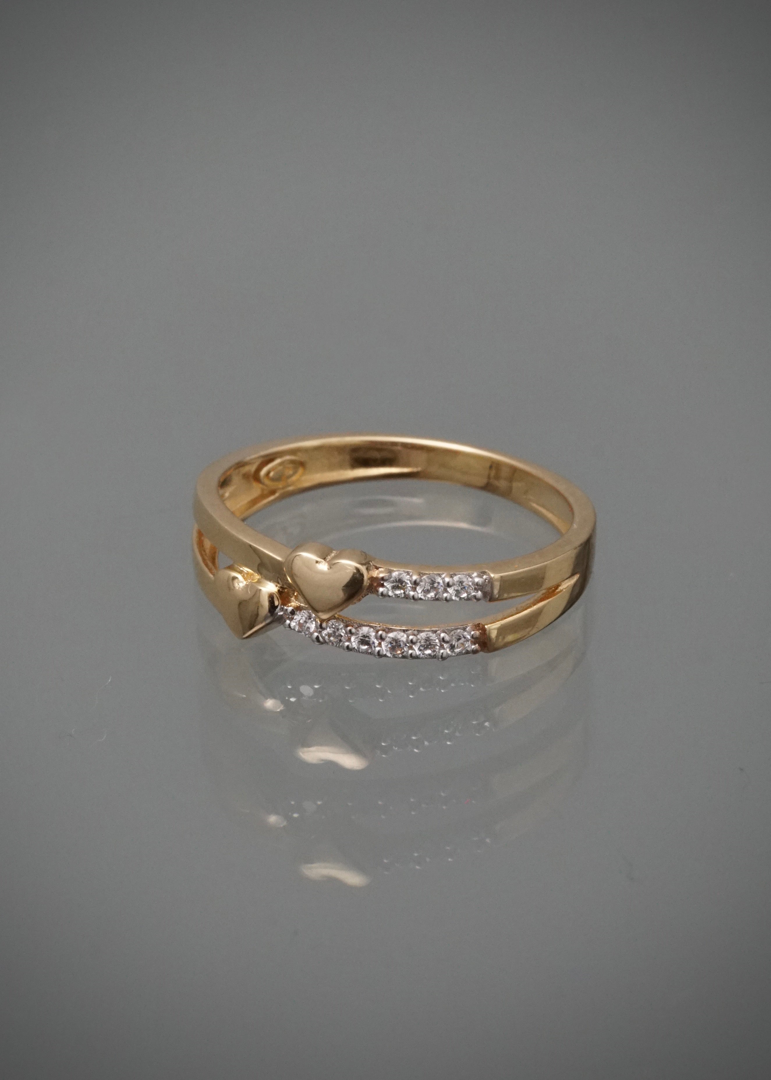 Anillo corazones con swarovski blanco 2.4gr / Talla 6 / Oro Amarillo Nac M