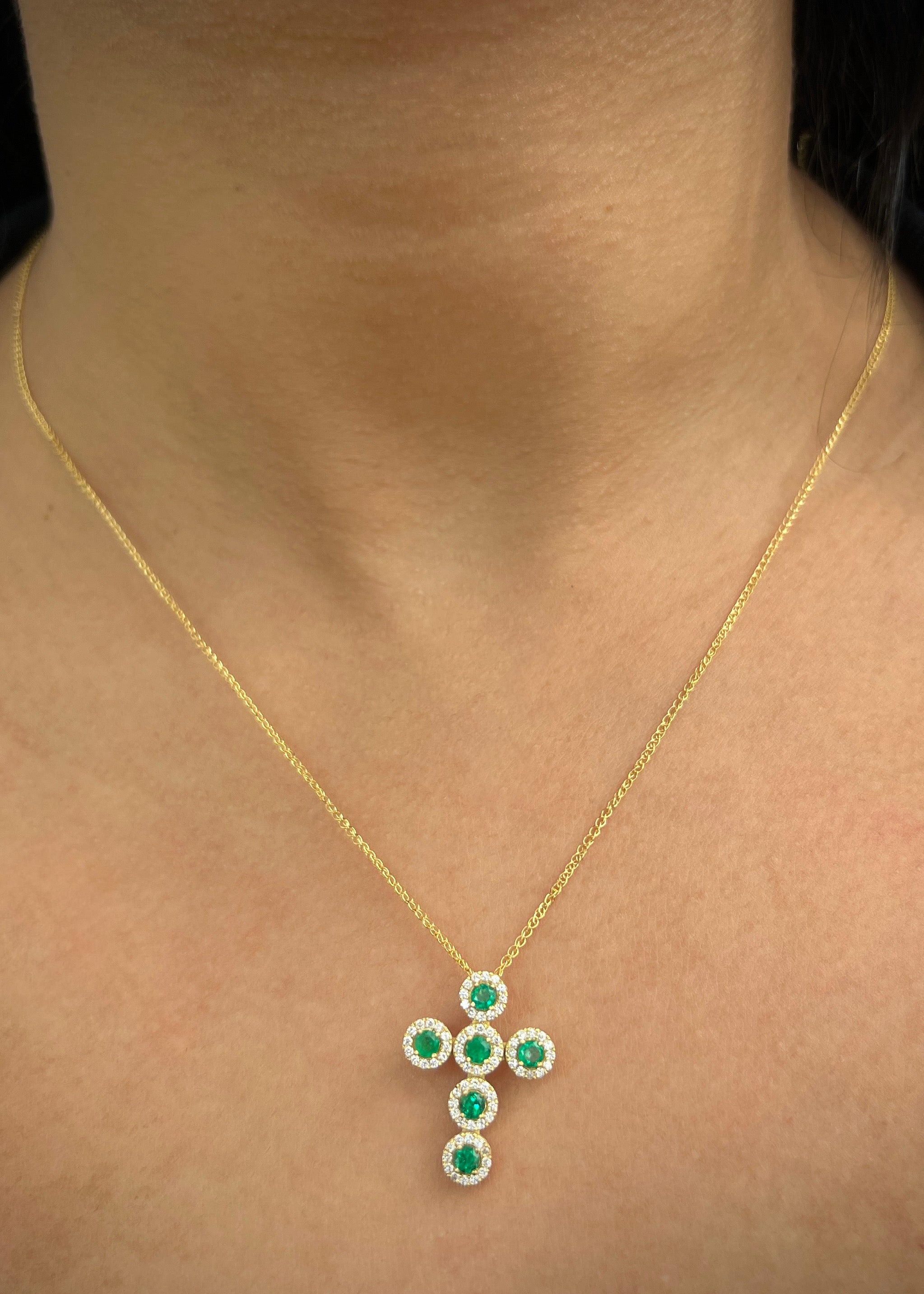 Dije cruz con 60pts de esmeralda y 33pts de diamantes 2.95gr / Largo 2.3cm / Oro Amarillo (Joya) M
