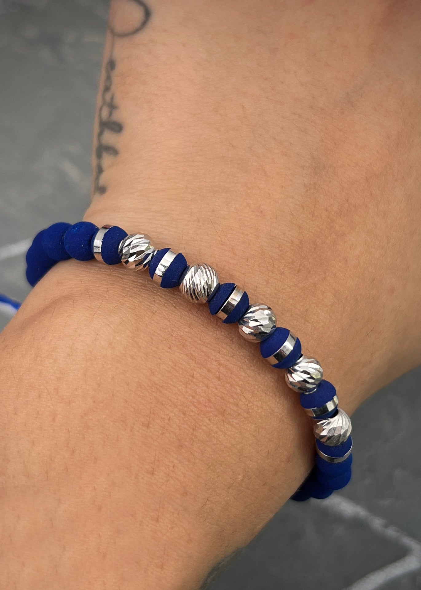 Pulsera en hilo azul con bolas diamantadas 1.15gr / Oro Blanco (Joya) *