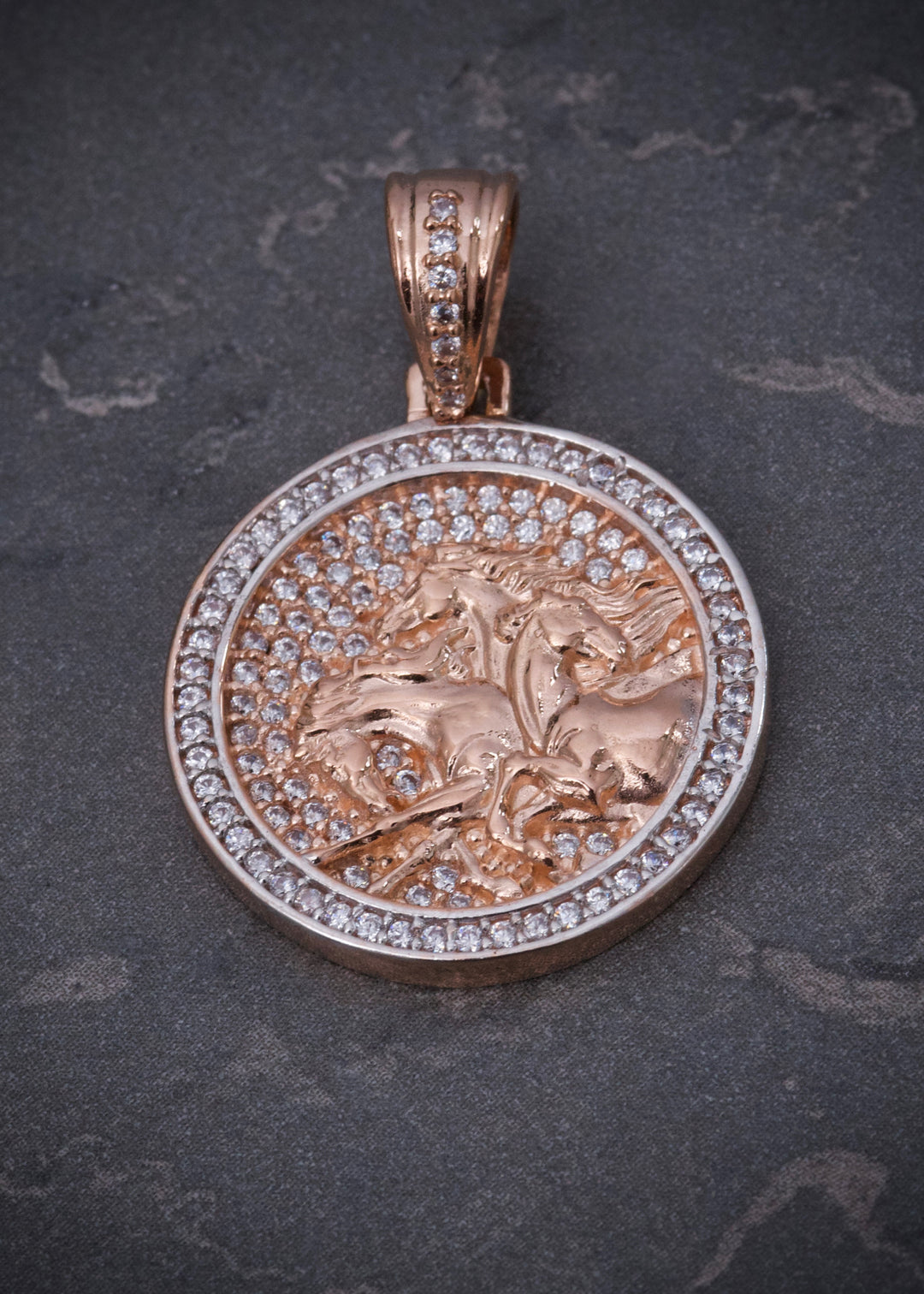 Dije caballos con swarovski blanco 6gr / Largo 3cm — Oro Rosado