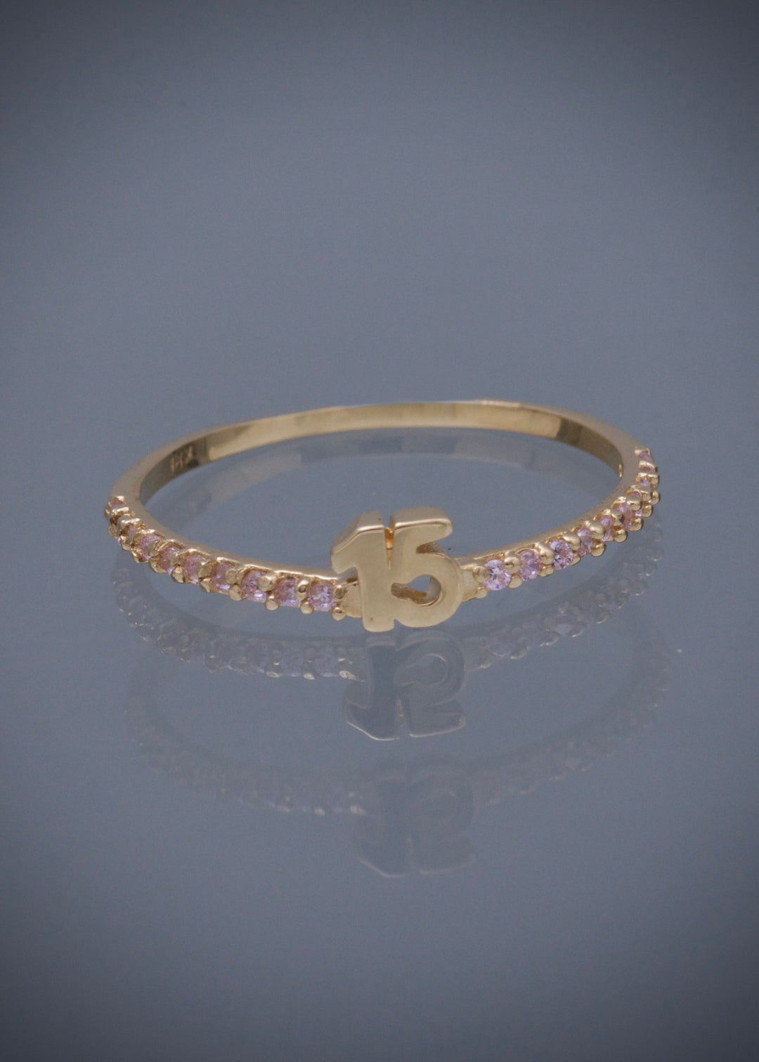 Anillo de 15s con swarovski rosado 1.3gr / Talla 9 — Oro Amarillo