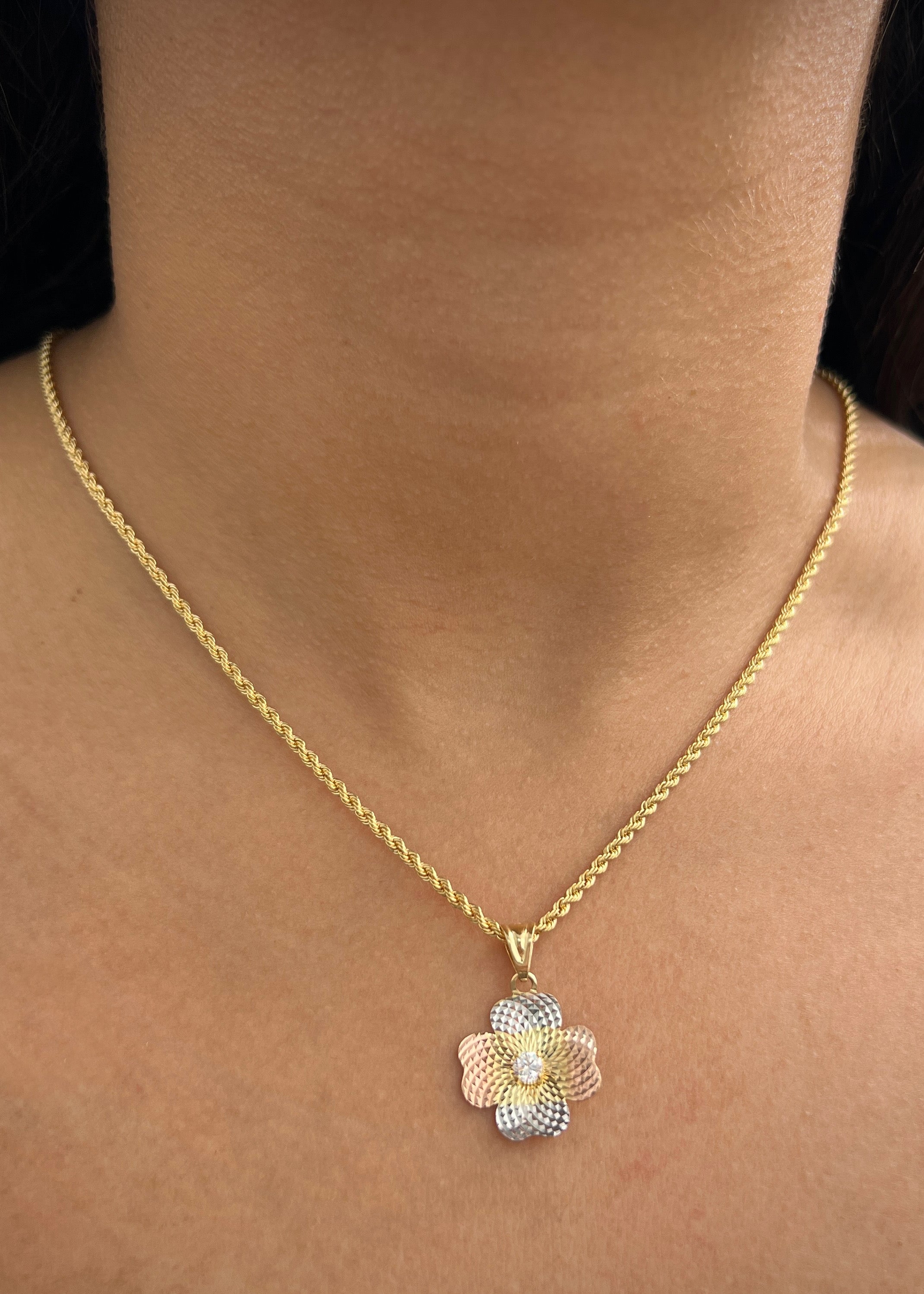 Dije flor con swarovski blanco 2gr / Largo 2.6cm / Tres Oros italy +3 B