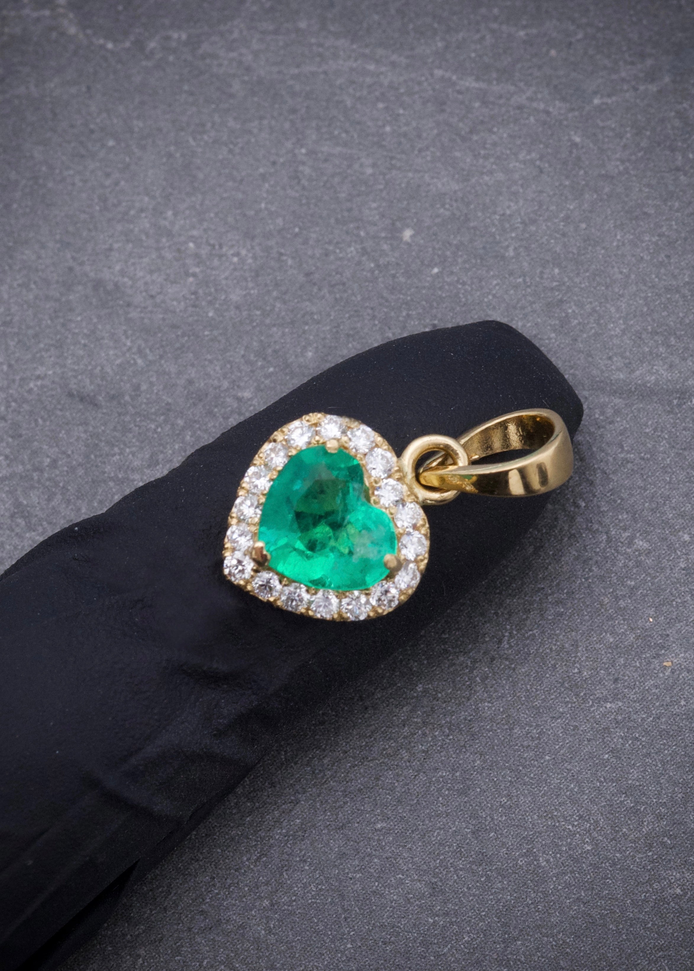 Dije corazon con 83pts de esmeralda y 20pts de diamantes 2gr / Largo 1.8cm / Oro Amarillo (Joya) M