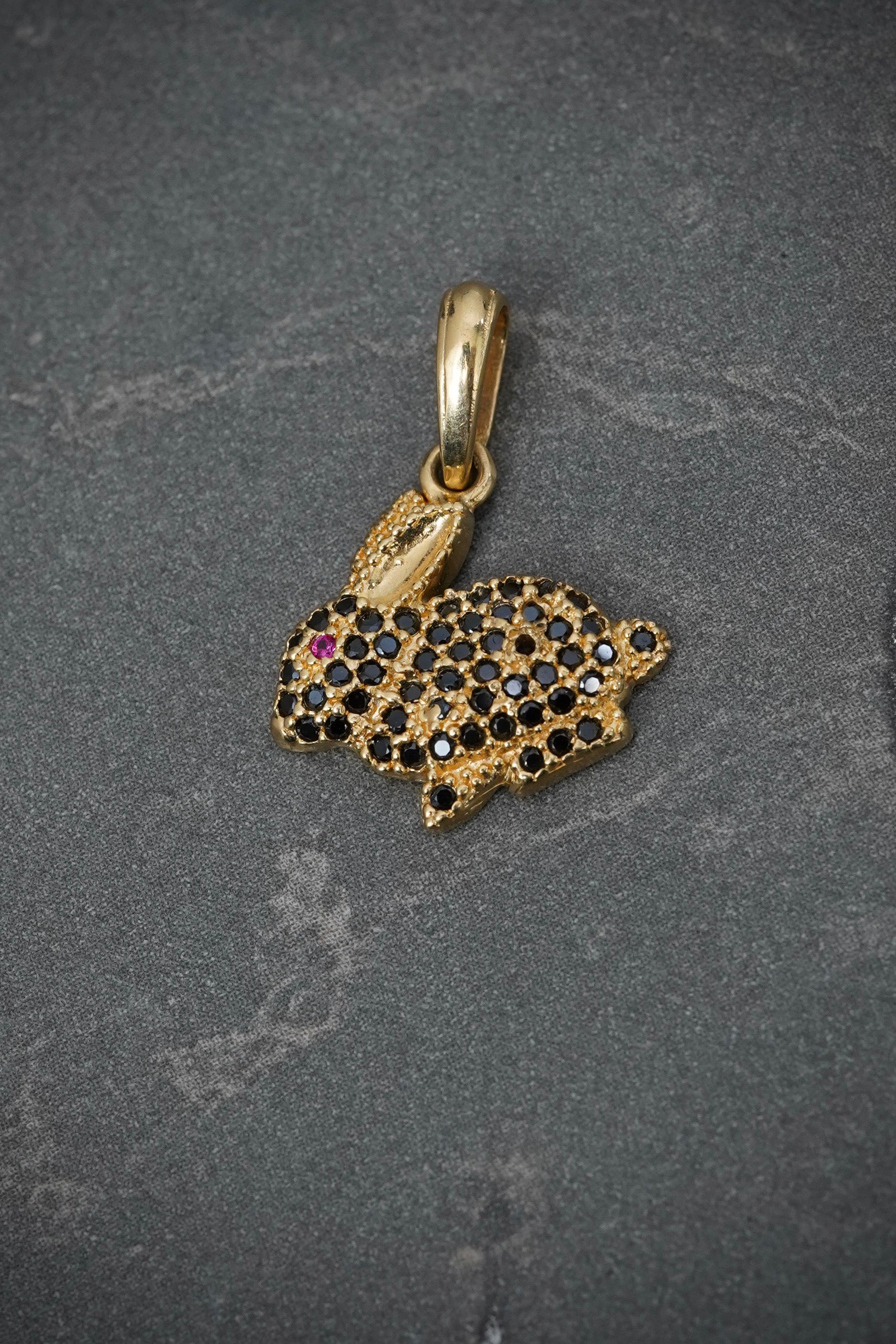 Dije Conejo Con Swarovski Negro 1.5gr / Largo 2.1cm / Oro Amarillo Nac M