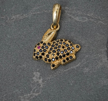 Dije Conejo Con Swarovski Negro 1.5gr / Largo 2.1cm / Oro Amarillo Nac M