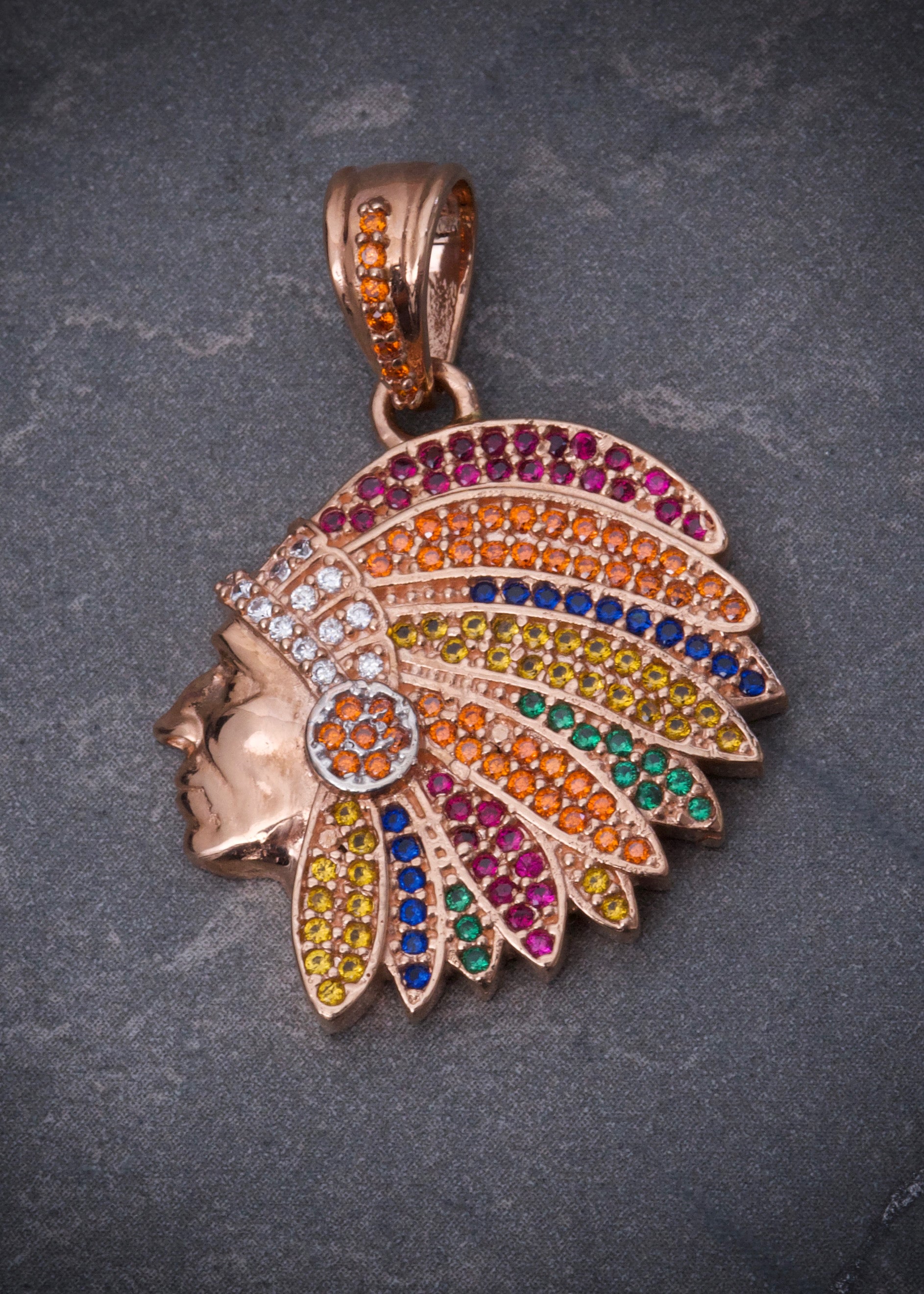 Dije indio con swarovski multicolor 6.45gr / Largo 3.2cm / Oro Rosado Nac M