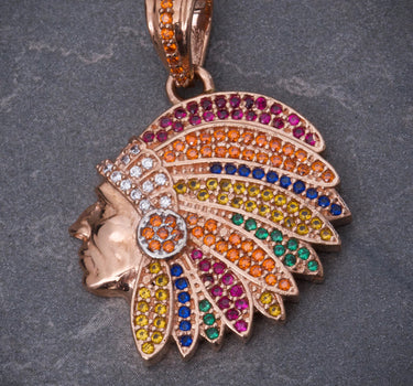 Dije indio con swarovski multicolor 6.45gr / Largo 3.2cm / Oro Rosado Nac M