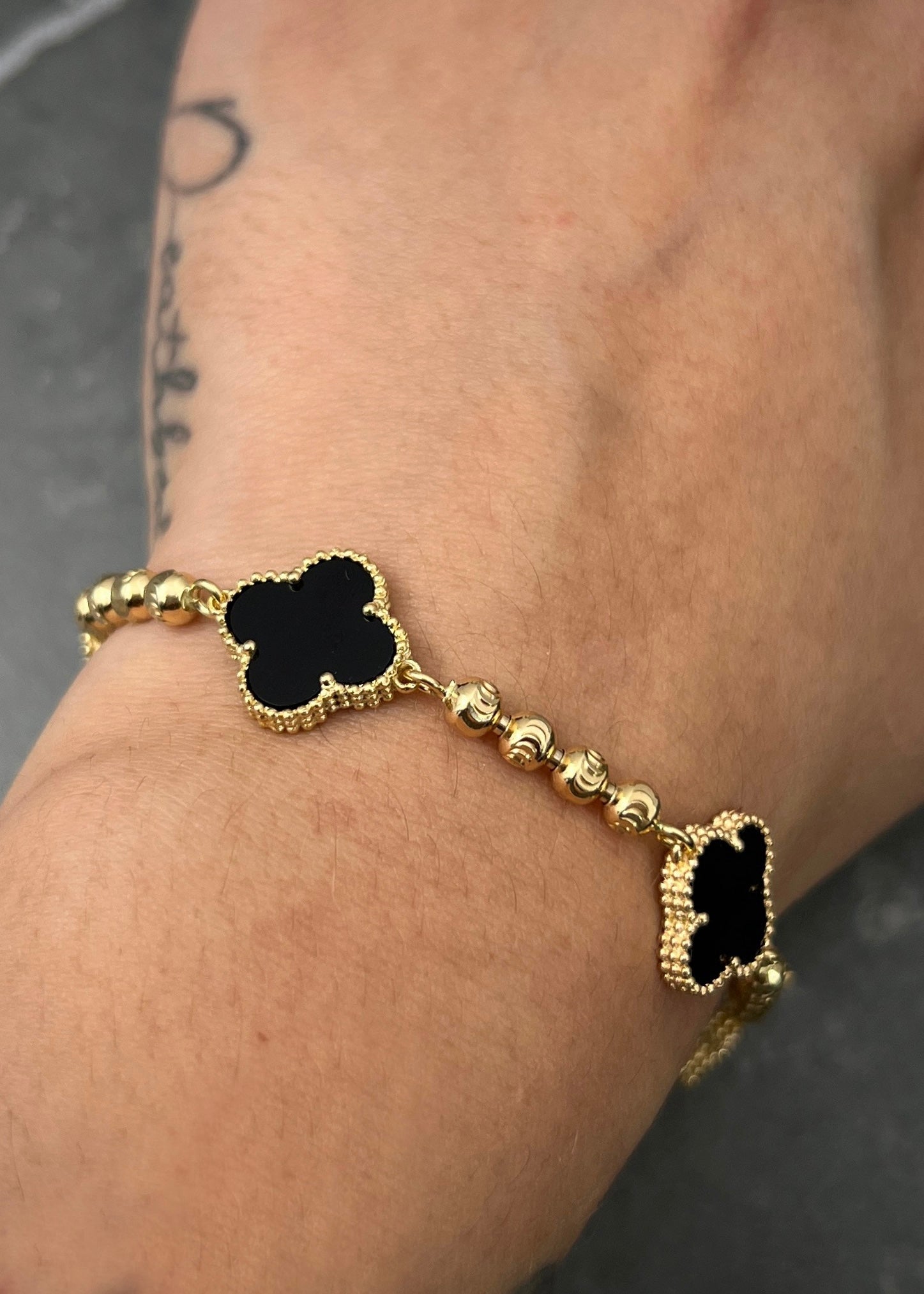 Pulso lucky clover con piedra negra 11.85gr / Largo 18cm / Oro Amarillo Nac B