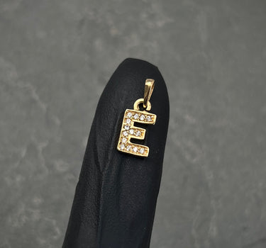 Dije letra E con swarovski blanco 0.7gr / Largo 1.5cm / Oro Amarillo Nac B