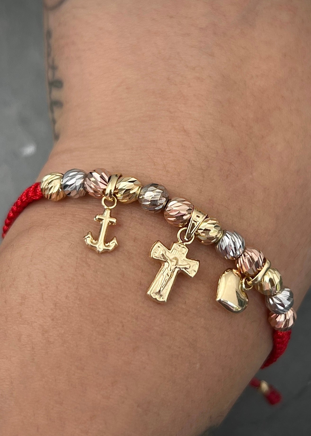 Pulsera en hilo rojo con dijes 2.9gr / Tres Oros Nac (Joya) M