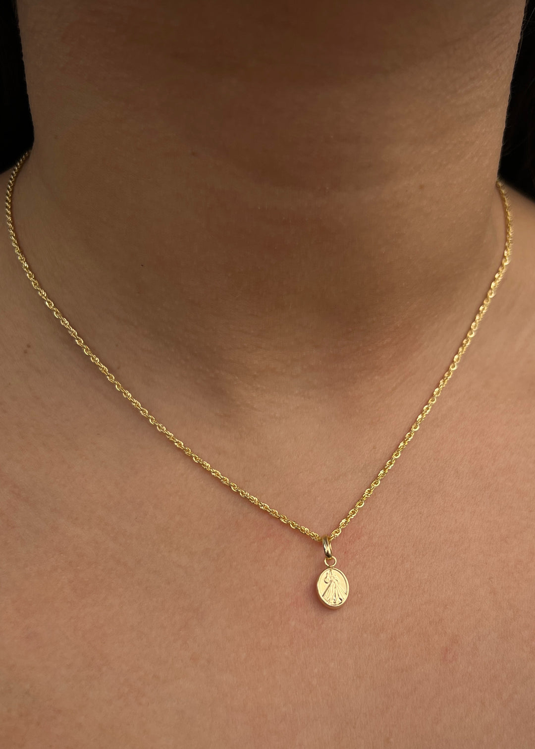 Dije jesus de la misericordia 0.45gr / Largo 1.7cm — Oro Amarillo