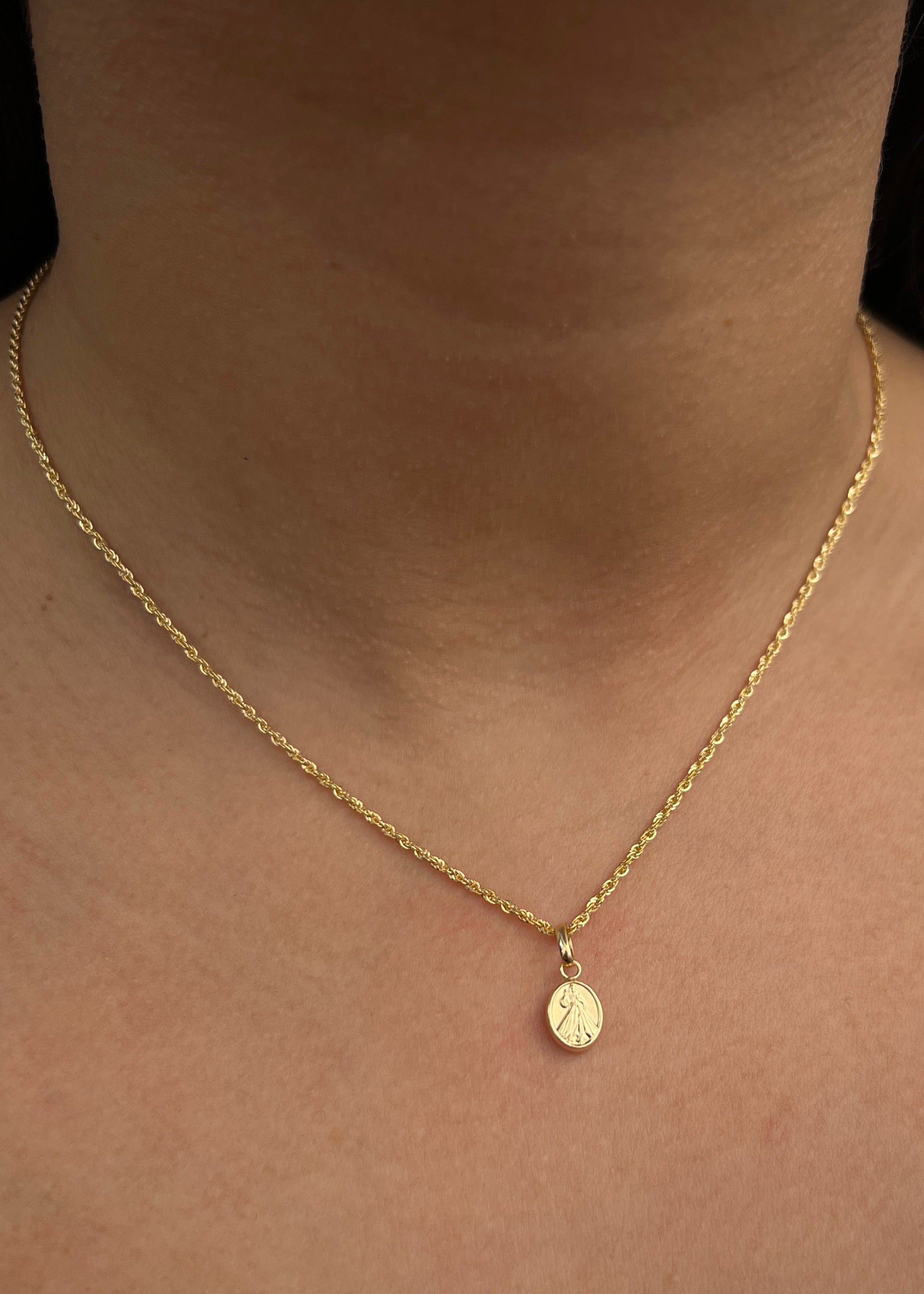 Dije jesus de la misericordia 0.45gr / Largo 1.7cm — Oro Amarillo