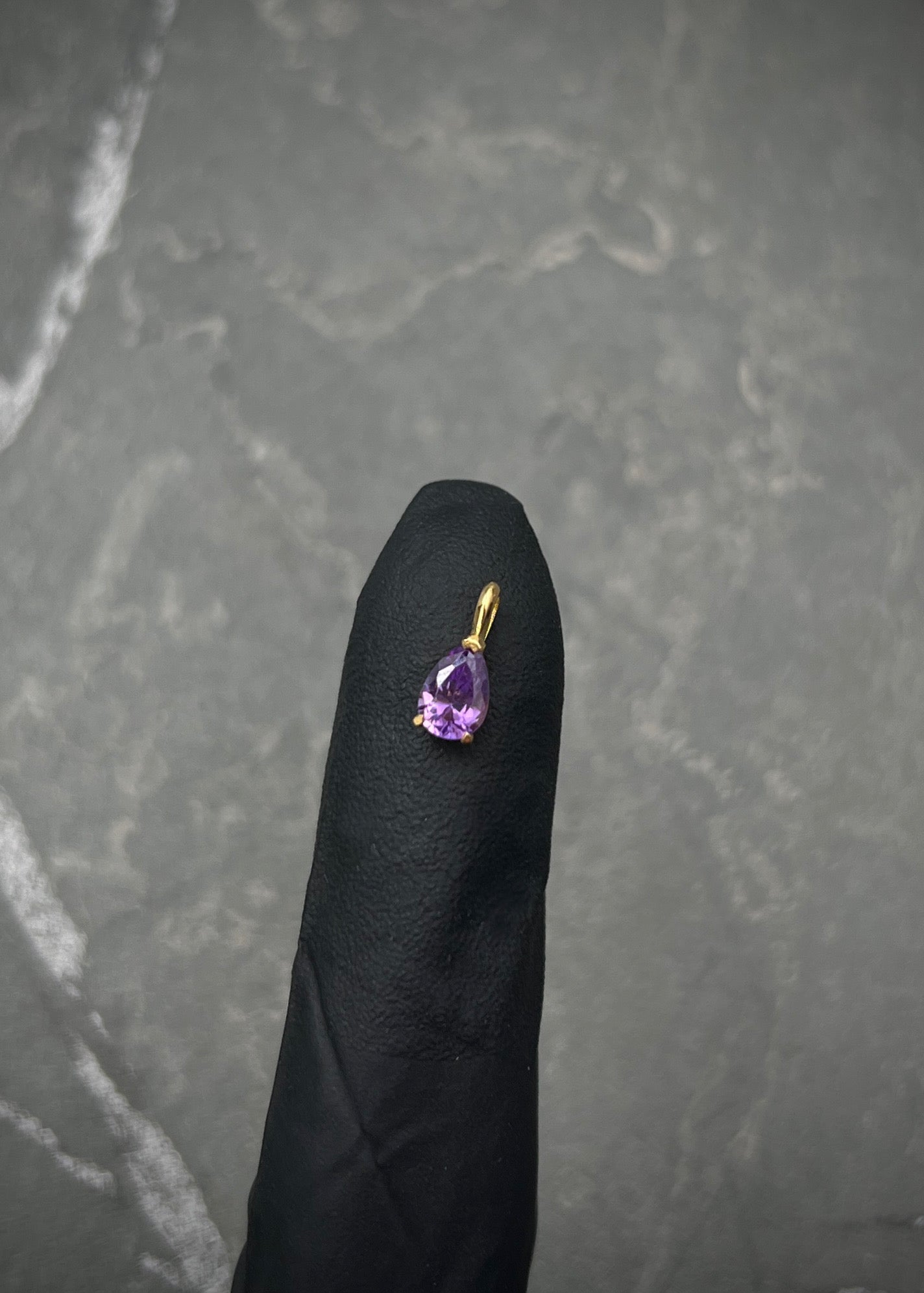 Dije con swarovski morado 0.4gr / Largo 0.9cm / Oro Amarillo Nac P