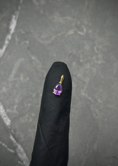 Dije con swarovski morado 0.4gr / Largo 0.9cm / Oro Amarillo Nac P