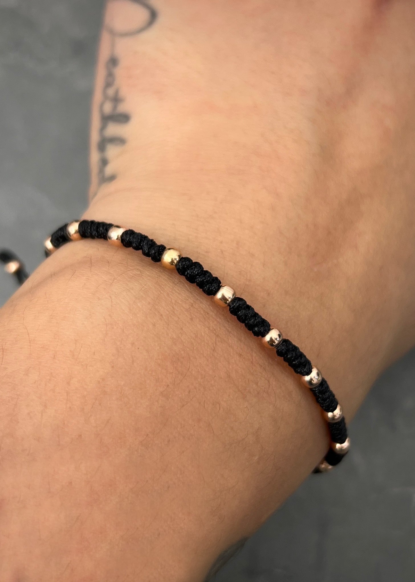Pulsera en hilo negro con bolas lisas 0.75gr / Oro Rosado (Joya) M