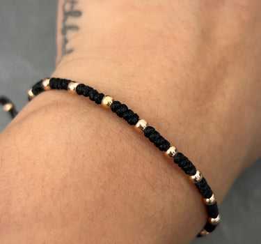 Pulsera en hilo negro con bolas lisas 0.75gr / Oro Rosado (Joya) M