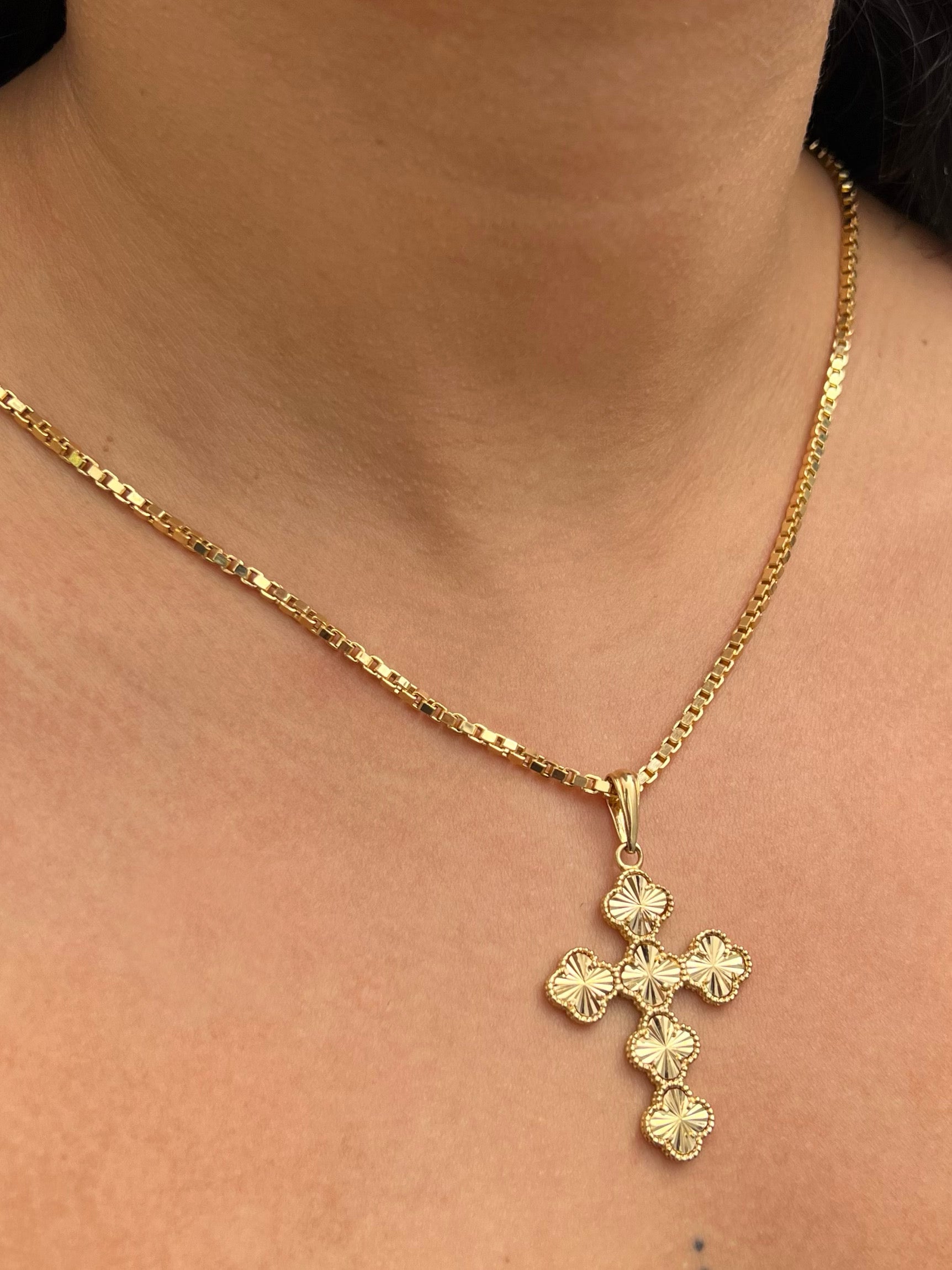 Dije cruz lucky clover diamantada 6.5gr / Largo 5.1cm / Oro Amarillo Nac B