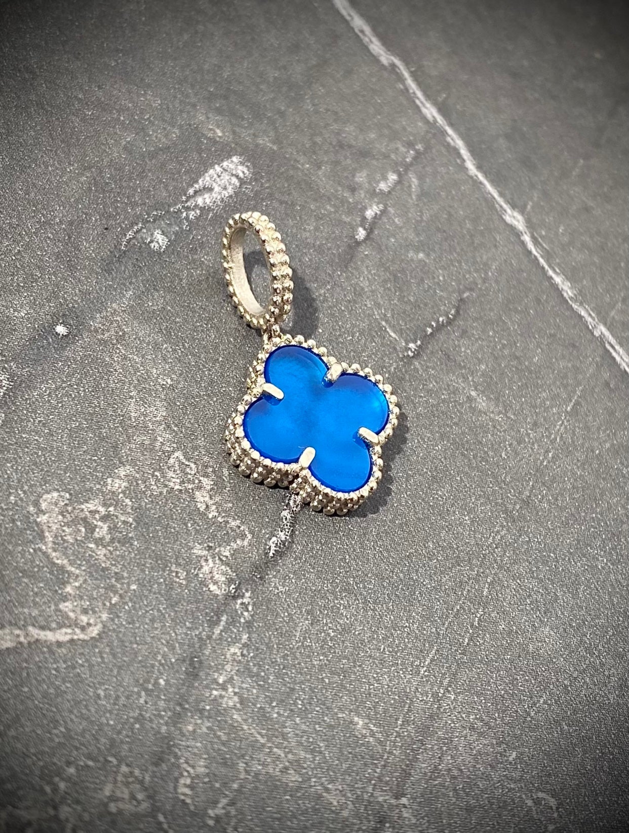 Dije lucky color azul diamantado 2.6gr / 2.4cm / Oro Blanco lucky B