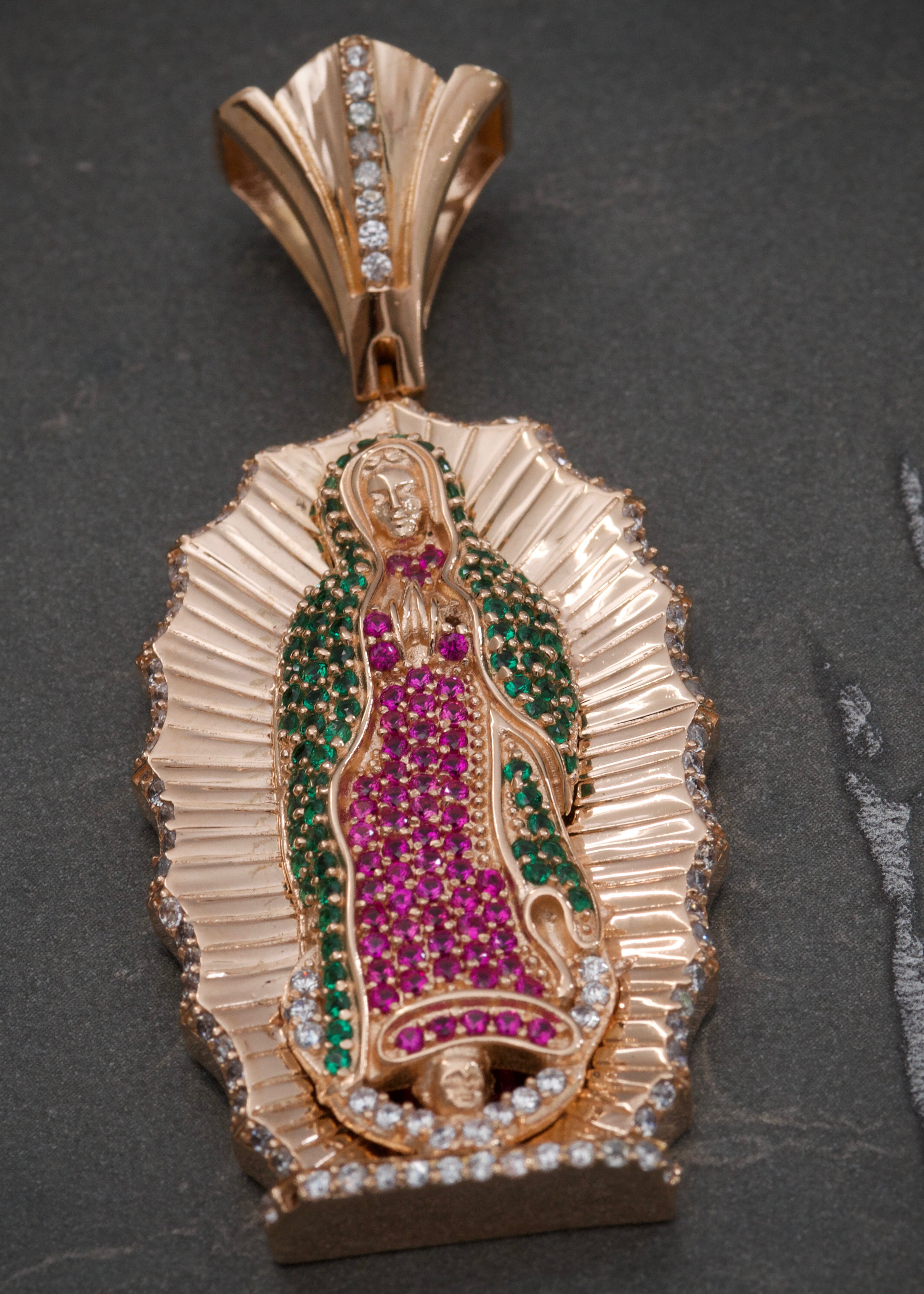 Dije virgen de guadalupe con swarovski multicolor 28gr / Largo 6.5cm / Oro Rosado Nac M