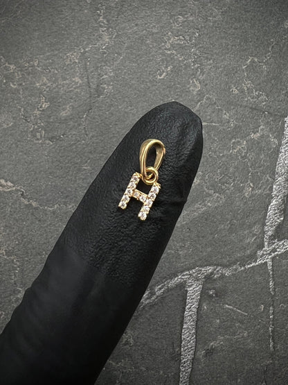 Dije de letra H con swarovski blanco 0.4gr / 1.4cm / Oro Amarillo Nac B