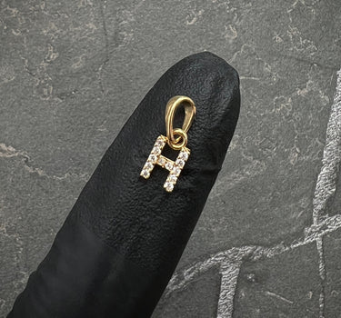 Dije de letra H con swarovski blanco 0.4gr / 1.4cm / Oro Amarillo Nac B