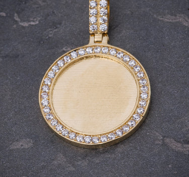 Dije placa con swarovski blanco 4.15gr / Largo 2.8cm / Oro Amarillo Nac P