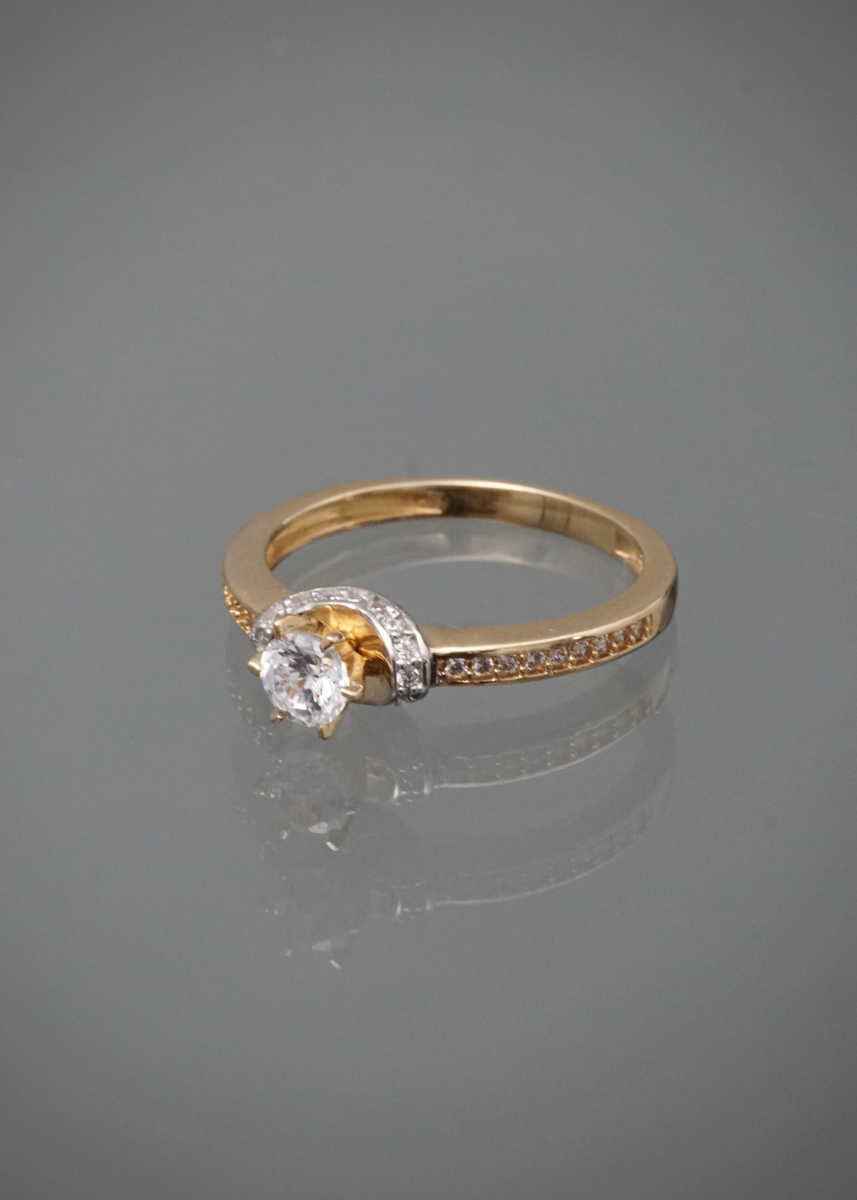 Solitario con swarovski blanco 3.3gr / Talla 7 / Oro Amarillo Nac B
