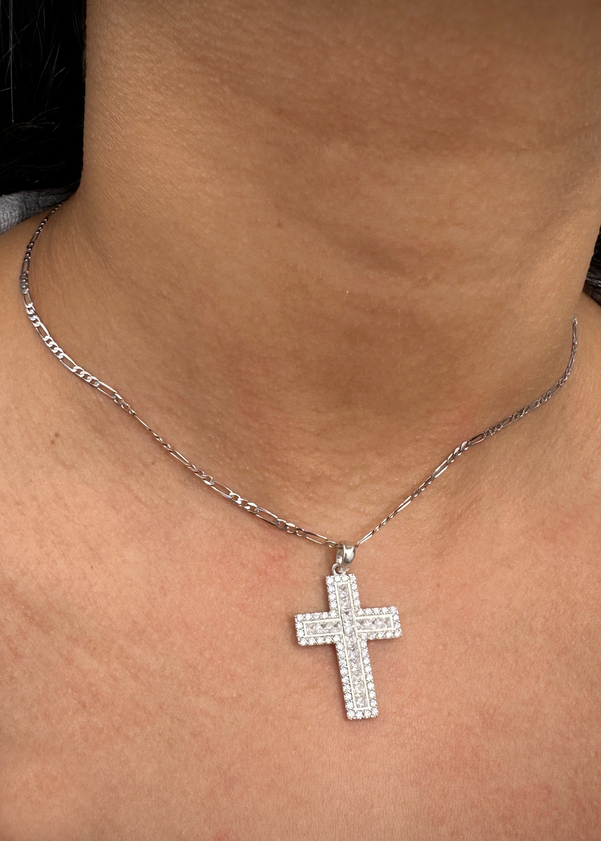 Dije cruz con swarovski blanco 2gr / Largo: 3.1cm / Plata M