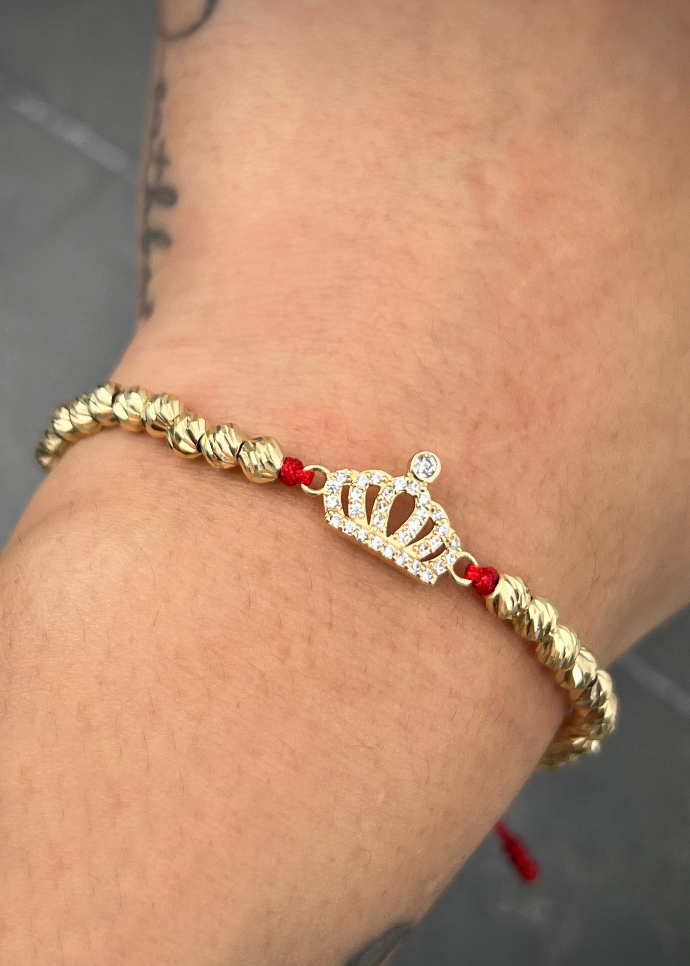 Pulsera en hilo rojo con herraje corona 3.05gr / Oro Amarillo (Joya) M