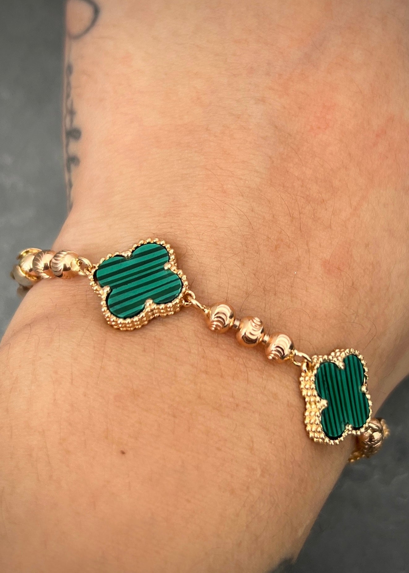 Pulso lucky clover piedra verde 12.6gr / Largo 19.5cm / Oro Rosado Nac M