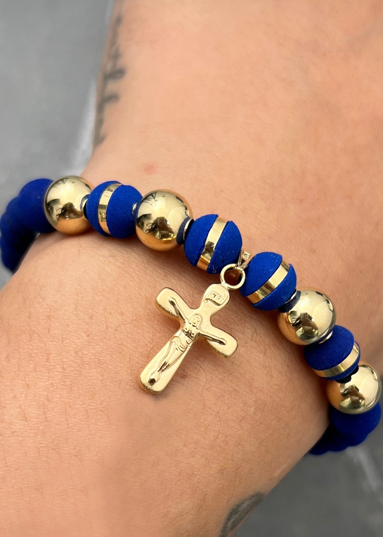 Pulsera en hilo azul con dije de cruz 2.9gr / Oro Amarillo (Joya) M