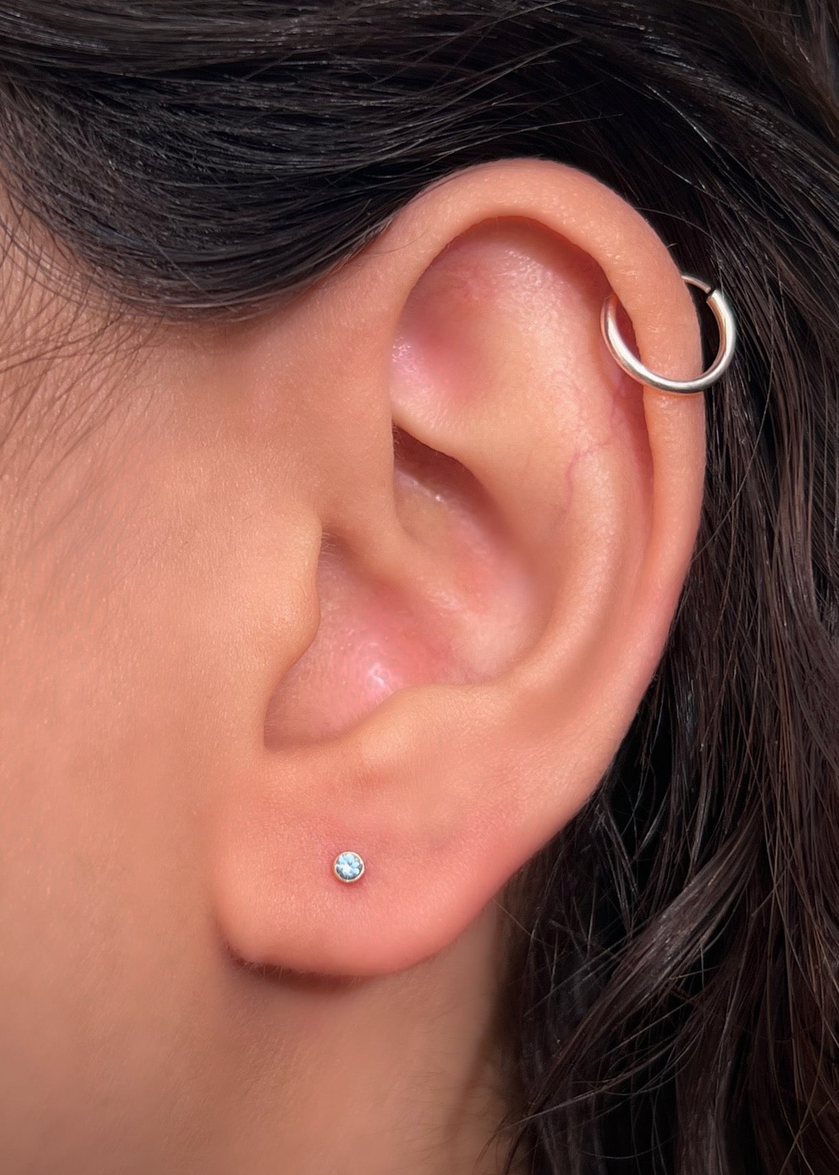 Topos circulo con swarovski azul 0.4gr / Largo 0.22cm / Oro Amarillo Nac P