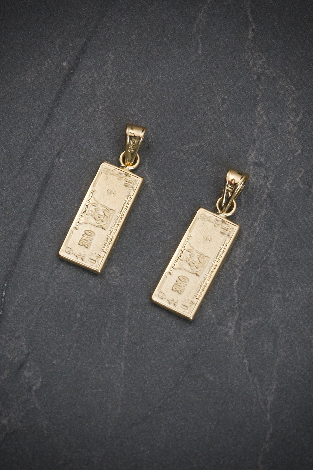 Dije dolar 0.8gr / Largo 2.3cm — Oro Amarillo