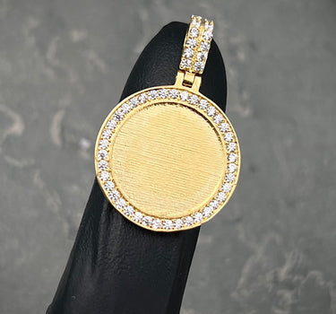 Dije placa con swarovski blanco 4.15gr / Largo 2.8cm / Oro Amarillo Nac P