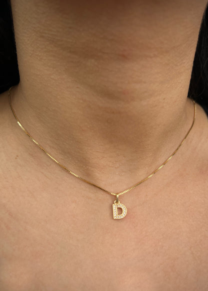 Dije letra D con swarovski blanco 0.7gr / Largo 1.5cm / Oro Amarillo Nac B
